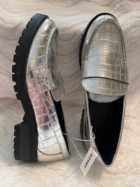 NWT Old Navy Metallic Silver Croc-Embossed Lug Loafers